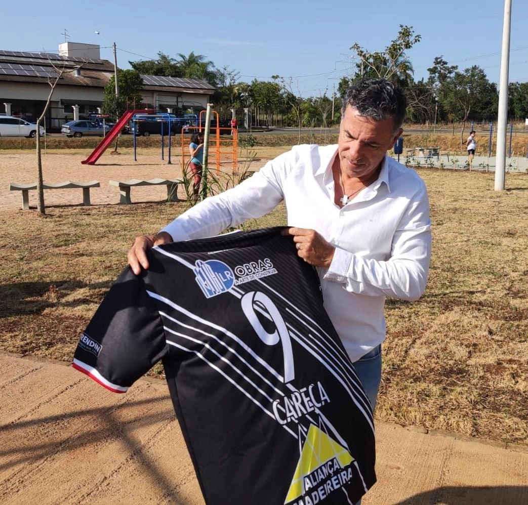 O ex-jogador Careca com a camisa festiva do novo espaço em Campinas em 6 de agosto de 2022, dia da inauguração da Arena Cilinho, em Campinas