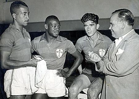 No dia 18 de março de 1952, Nena (primeiro da esquerda), Brandãozinho e Renato ouvem instruções do técnico Jim Lopes. 