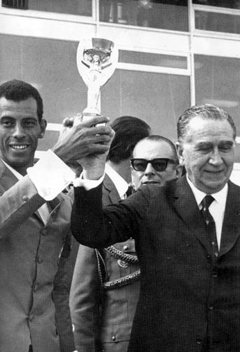 Em Brasília, o Capitão do Tri ergue a Taça Julies Rimet junto com o então presidente Médici.