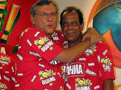 No carnaval carioca de 2006, no camarote da Brahma, Milton Neves abraça Carlos Alberto Torres, um de seus ídolos de Santos FC e Seleção Brasileira.