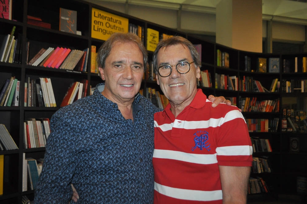 Ao lado do amigo Reginaldo Leme na noite de 08 de março de 2017, dia em que Reginaldo Leme lançou a 25ª edição de seu Anuário AutoMotor Esporte, na Livraria da Vila, no Shopping JK, em São Paulo. Foto: Marcos Júnior Micheletti/Portal TT