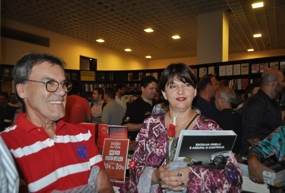 Na noite de 08 de março de 2017, ao lado da jornalista Sandra Corrêa, no dia em que Reginaldo Leme lançou a 25ª edição de seu Anuário AutoMotor Esporte, na Livraria da Vila, no Shopping JK, em São Paulo. Foto: Marcos Júnior Micheletti/Portal TT