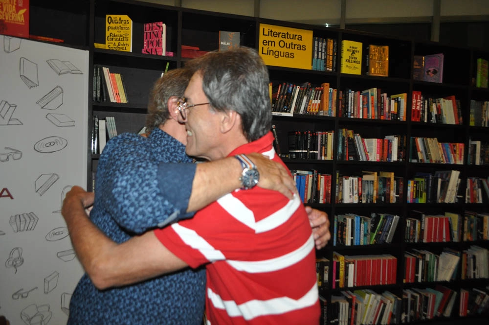 Abraçando o amigo Reginaldo Leme na noite de 08 de março de 2017, dia em que Reginaldo Leme lançou a 25ª edição de seu Anuário AutoMotor Esporte, na Livraria da Vila, no Shopping JK, em São Paulo. Foto: Marcos Júnior Micheletti/Portal TT