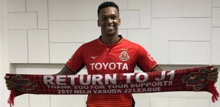 Jô marca dois, termina como artilheiro e salva Nagoya da queda no Japão