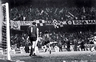 Basilio comemora o gol contra a Ponte Preta na decisão do Paulista de 1977. Foto: Reprodução