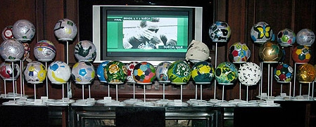 O primeiro capital foi levantado por um leilão de bolas pintadas por personalidades relacionadas ao futebol na noite de inauguração da associação.