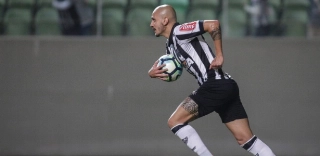 Luan entra após intervalo, muda o jogo e Atlético-MG vence o lanterna