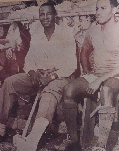 O ex-jogador Brandãozinho, em seus tempos de atleta, aparece contundido, com a perna esquerda engessada. Foto: Walter Peres