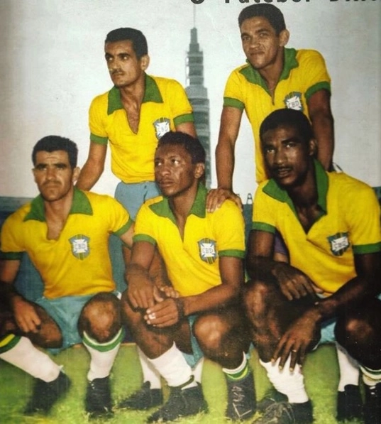 Em 1957, Joel Martins, Garrincha, Evaristo de Macedo, Índio e Didi defendem a seleção brasileira. (Foto: Reprodução Instagram)