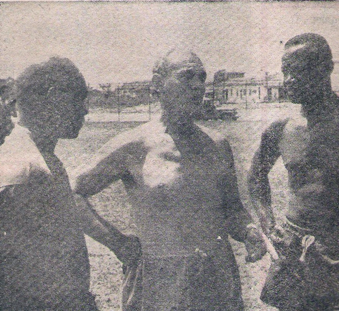 Brandãozinho, o terceiro da esquerda para a direita, posa ao lado de Aymoré Moreira, então treinador da lusa, no centro, observados por Mário Américo, em novembro de 1965. Foto: Reprodução/Gazeta Ilustrada