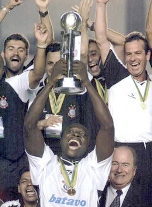 Momento inesquecível para Rincón e a Fiel Torcida: a conquista do Mundial Interclubes no ano 2000 no Maracanã, após emocionante decisão contra o Vasco