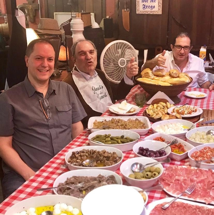 Jantar entre amigos no Jardim di Napoli. Mário Quaranta, Osmar Santos e Beetto Saad. Foto: arquivo pessoal de Mário Quaranta