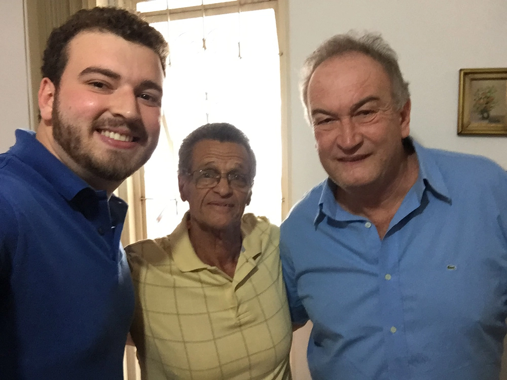 Peixinho (ao centro) recebe em sua casa Edvaldo Tietz e Fabricio Tietz, para participação ao vivo no Domingo Esportivo, da Rádio Bandeirantes, em 1 de outubro de 2017. Foto: Arquivo pessoal/Edvaldo Tietz