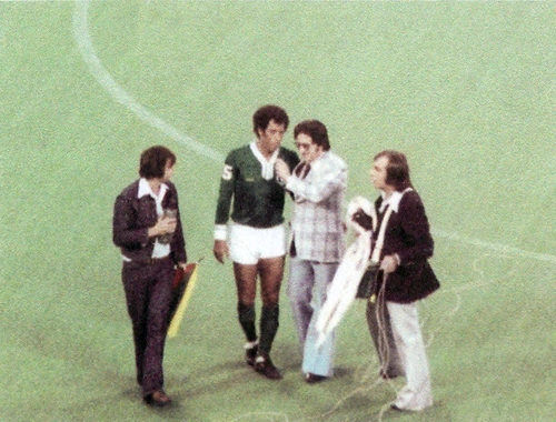 Novo momento de Vaccaro durante a despedida de Pelé, aqui entrevistando Carlos Alberto Torres
