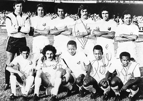 Santos FC, 1973. Em pé, da esquerda para a direita: Cejas, Marinho Peres, Carlos Alberto Torres, Vicente, Clodoaldo e Turcão. Agachados: Jair da Costa, Brecha, Eusébio, Pelé e Edu
