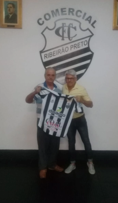 Tomires entrega de presente ao ex-jogador Tibagi uma camisa do Comercial, em abril de 2019