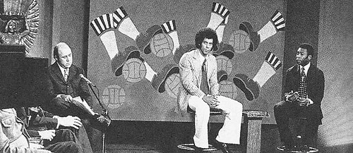 Carlos Alberto Torres e Pelé, durante apresentação do programa Todas as Copas do Mundo, produzido pela TV Cultura, em 1974