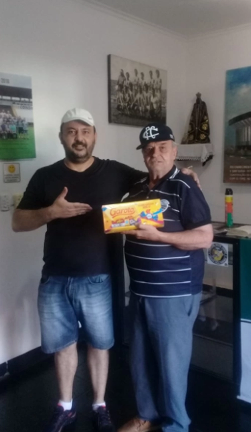 Tomires recebendo do amigo Gustavo Xavier uma homenagem pelo dia do goleiro, dia 26 de abril de 2019