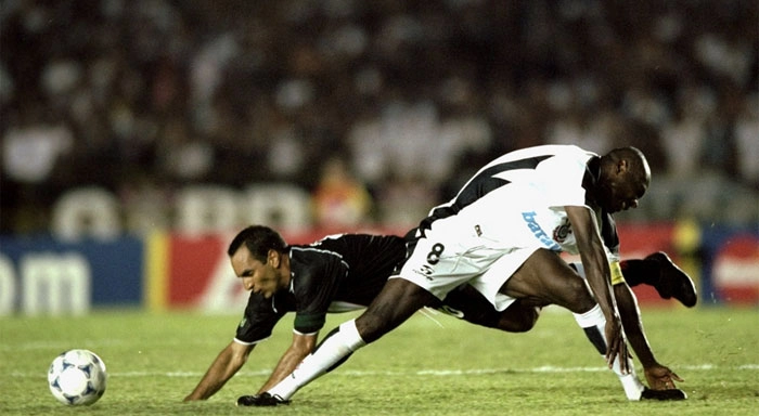  Rincón e Edmundo disputam bola durante a final do Mundial em 2000 no estádio do Maracanã.