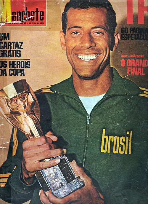 Em 1970, a revista Manchete estampou na capa Carlos Alberto empunhando o troféu Jules Rimet. perceba o belo sorriso do 