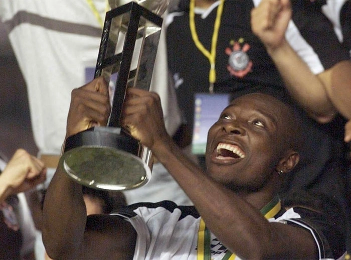 Rincón, capitão do Corinthians, ergue a taça de campeão Mundial de Clubes da Fifa no Maracanã em 2000