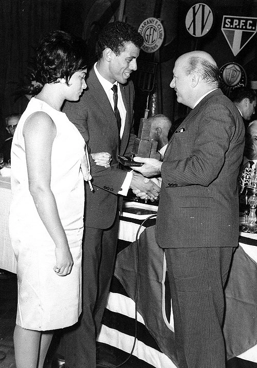 Veja o grande Carlos Alberto sendo homenageado na Federação Paulista de Futebol, nos anos 60. A foto faz parte do acervo do saudoso Sarkis.
