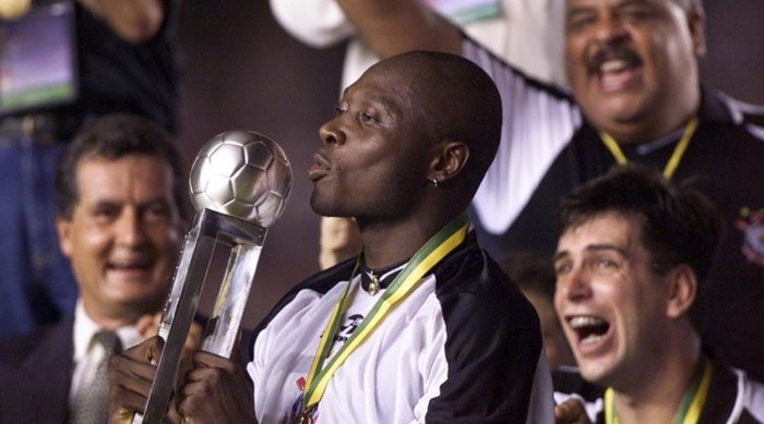 Rincón beija a taça do Mundial de Clubes de 2000 . Veja atrás, o segurança 