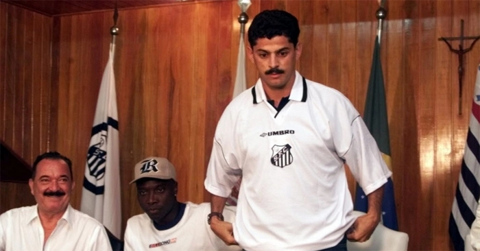 Valdir Bigode foi uma das principais contratações do Santos em 99. Na foto, em 2000, atrás, à esquerda, o ex-presidente Milton Teixeira e Rincón. Foto: UOL