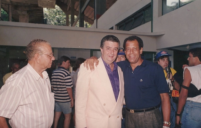 Henrique Alves na apresentação de Carlos Alberto Torres, técnico do Corinthians em 1985. À direita do treinador, na foto, com um boné azul, está o repórter Oswaldo Luiz, atualmente na SporTV
