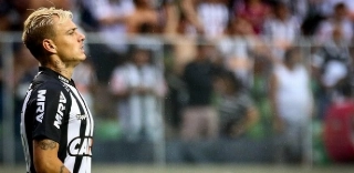 Atlético-MG tem promessa de diretor do Palmeiras para manter Róger Guedes