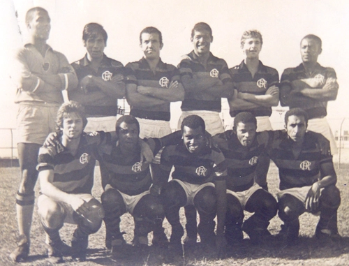 Veja Fio começando no Fla, em 1969: Da esquerda para a direita, o goleiro é Ubirajara. Depois: Reyes, Onça, o zagueiro Washington, Zanata e o zagueiro Tinteiro. Agachados: Doval, Nei Oliveira, Fio, Rodrigues Neto e Caldeira