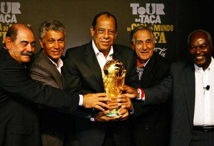 Na foto da esquerda para a direita, os campeões do mundo, Rivellino, Clodoaldo, Carlos Alberto Torres, Felix e Edu, todos estavam presentes a um evento da Taça da Copa do Mundo de 2010, realizado na cidade de São Paulo. <B>Foto: iG</B>