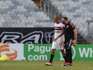Miranda viajou com o elenco para a Argentina e fica à disposição, assim como Rigoni. Foto: Rubens Chiri/saopaulofc.net